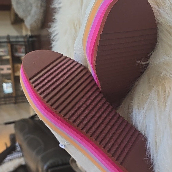 Women's White TOMS Canvas Platform Shoes. Size 9 - Picture 8 of 10